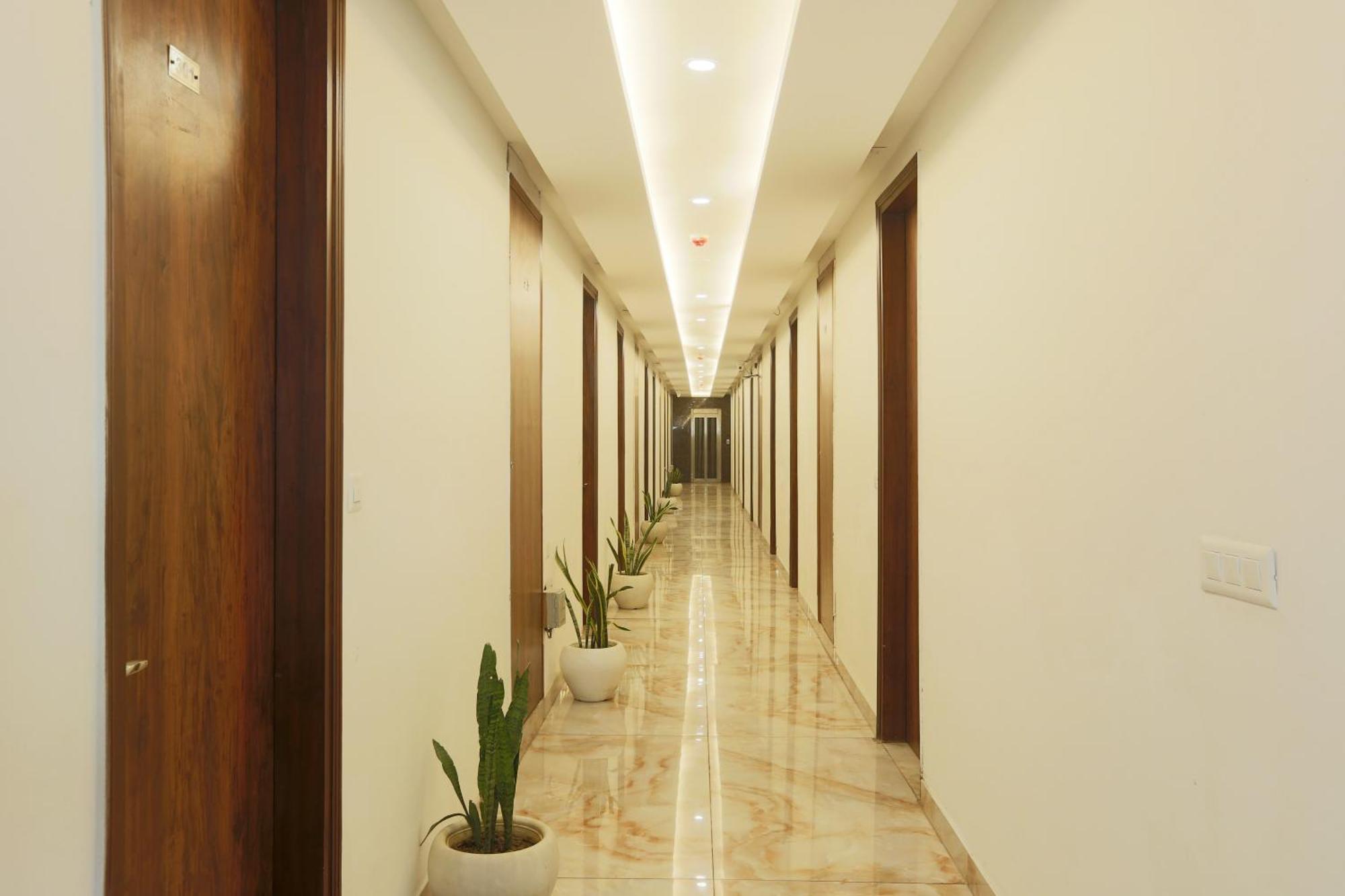 Hotel Deluxe Stay Inn - Near Delhi Airport 뉴델리 외부 사진